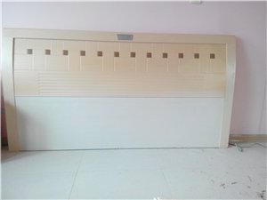 出售双人床垫一张、双人床床头一个